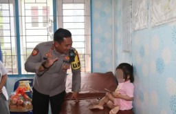 Polres Nias Selatan saat menghibur bocah yang diduga dianiaya kerabatnya (Memanggil.co/Polres Nias Selatan)