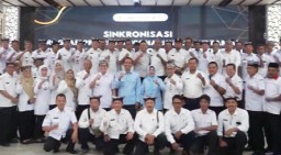 Bupati dan Wakil Bupati Bojonegoro terpilih, Setyo Wahono dan Nurul Azizah, memaparkan program prioritas untuk 100 hari kerja pertama mereka di ruang Angling Dharma, Gedung Pemkab Bojonegoro, Rabu (22/01/2025) (Memanggil.co/Ist)