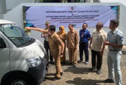 Pj Bupati Bojonegoro Serahkan Mobil Layanan Samsat Keliling dan SPPT PBB-P2 (Memanggil.co/Ist)