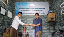 Advisory Board of Memanggil Media, KH Ahmad Zaki Fuad (left) and Director of Memanggil Media Ahmad Adirin (right) during a thanksgiving event at the Seso Jepon Blora office, Tuesday (February 25, 2025) (Memanggil.co/Ma'rifah Nugraha)