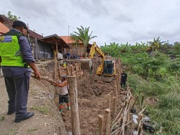 DPUPR Blora bersama berbagi pihak melakukan peninjauan ke lokasi tanah longsor yang terjadi di Dukuh Bulak, Desa Pilang, Kecamatan Randublatung (Memanggil.co/Ist)