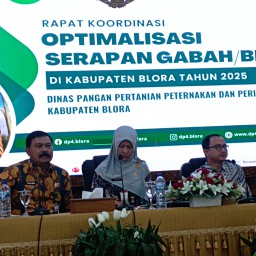 Kepala Dinas Pangan, Pertanian, Peternakan, dan Perikanan (DP4) Kabupaten Blora, Ngaliman (ujung kiri) saat rapat koordinasi optimalisasi serapan gabah/beras di Kabupaten Blora di ruang pertemuan Setda Blora, Jumat (21/2/2025) (Memanggil.co/Hms)