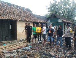 Ormas Squad Nusantara DPC Blora saat memberikan bantuan kepada warga Desa Kalen, Kecamatan Kedungtuban, Kabupaten Blora yang menjadi korban kebakaran (Memanggil.co/Ist)