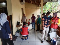 Petugas ketika memeriksa air mineral yang telah bercampur dengan obat rumput (racun gulma). (Memanggil.co/Ist) 