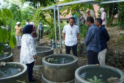 Bupati dan Wakil Bupati Bojonegoro belajar mengelola buis beton ikan lele di Banyumanik Research Center (BRC) (Memanggil.co/Humas Pemkab Bojonegoro)
