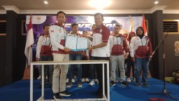 Keterangan: Anggota DPRD Jateng, Kholid Abdillah (kiri) saat menerima SK Ketua ESI Kendal dari pengurus ESI Jateng, di Warmindo Kendal, Minggu 23/02/2025 malam. (Memanggil)