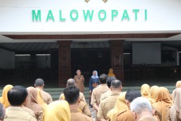 Wakil Bupati Bojonegoro Nurul Azizah saat memimpin apel perdana di halaman Pendopo Malowopati pada Senin (24/2/2025) (Memanggil.co/Ist)