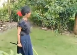 Anak perempuan yang menodongkan senjata tajam berupa pisau ke ibu kandungnya di Pemalang, Jawa Tengah (Memanggil.co/tangkapan layar)