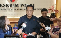 Direktur Tindak Pidana Umum (Dirtipidum) Bareskrim Polri Brigjen Pol. Djuhandhani Rahardjo Puro (tengah) memberikan keterangan kepada awak media di Gedung Bareskrim Polri, Jakarta, Selasa (4/2/2025) (Memanggil.co/Ist)