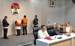 Wali Kota Semarang Hevearita Gunaryanti Rahayu atau Mbak Ita dan Ketua Komisi D DPRD Provinsi Jawa Tengah Alwi Basri Pakai Rompi Tahanan KPK (Memanggil.co/Antara)