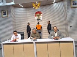 Hasto Kristiyanto Pakai Rompi Tahanan KPK (Memanggil.co/Antara)
