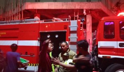 Proses Pemadaman Api 30 Rumah oleh Petugas Pemadam Kebakaran (Memanggil.co/Antara)