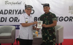 Pj Bupati bersama Dandim 0813 Letkol Czi Arief Rochman Hakim saat peluncuran buku Mendadak Jadi Orang Bojonegoro (Memanggil.co/Ist)