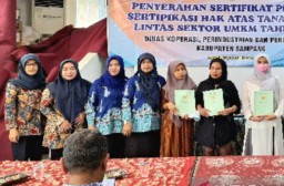 Penyerahan sertifikat program PTSL di Kabupaten Sampang, Jawa Timur. (Memanggil.co/Antara) 