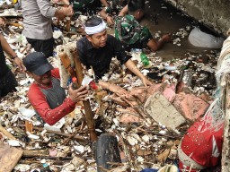 Gubernur Jawa Barat Dedi Mulyadi saat terjun langsung ke Sungai Cipalabuhan, Palabuhanratu, Kabupaten Sukabumi, Sabtu (8/3/2025) (Memanggil.co/X: Dedi Mulyadi)