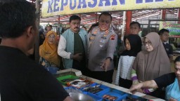 Kapolres Blora dan Pemkab Blora saat melakukan operasi pasar di Pasar Sido Makmur, Blora, Jumat (28/2/2025) (Memanggil.co/Hms)