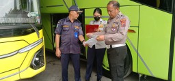 Dinrumkimhub Blora saat inspeksi keselamatan angkutan (ramp check) ke Perusahaan Otobus (PO), Jumat (14/3/2025) (Memanggil.co/Hms)