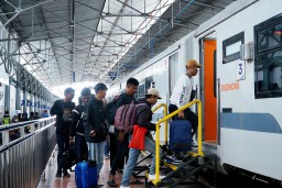 Pengunjung Antri Naik ke Kereta Api (Memanggil.co/Humas KAI Daop 4 Semarang)