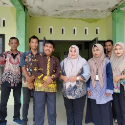 Kepala Desa Nglajuk (baju kuning) dan jajaran Pemerintah Desa Nglanjuk, Cepu, Blora (Memanggil.co/Sobirin)