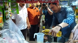 Pedagang Menuangkan Minyak Goreng ke Takaran di Hadapan Tim Satgas Pangan Kudus (Memanggil.co/Ist)