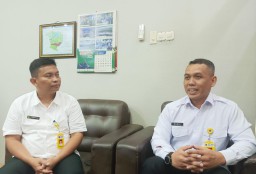 Kepala Kantor ATR/BPN Kabupaten Blora, Rarif Setiawan (Kanan) dan Staf Subbagian Tata Usaha Kantor Pertanahan ATR/BPN Kabupaten Blora Machmud Destianto (Kiri) (Memanggil.co/Ist)