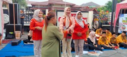 Camat Cepu dan SMP Negeri 5 Cepu Laksanakan Bagi Takjil di Bulan Ramadan (Memanggil.co/Sobirin)