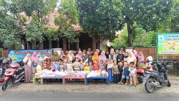 Bagi - bagi Takjil Oleh Yayasan Mutiara Firdaus Kamolan yang menaungi SD IT Bina Insan, TK Islam Bina Insan, dan PAUD KB Syamsi Dhuha Bersama Orang Tua Siswa (Memanggil.co/Nur Laili Khoirunnisa)