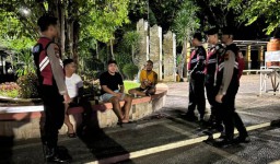Para anggota Polres Kendal saat melaksanakan razia di beberapa titik kumpul atau keramian di wilayah Kota Kendal, Minggu (16/03/2025) (Memanggil.co/Ist)
