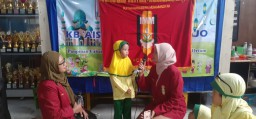Ikatan Mahasiswa Muhammadiyah Pimpinan Komisariat Ibnu Sina saat memperkenalkan Organisasi Otonom Muhammadiyah kepada anak-anak di KB & TK Aisyiyah Bajo (Memanggil.co/Laili)