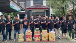 Kegiatan pembagian takjil gratis yang digelar oleh ormas Squad Nusantara Cepu, Jumat (28/3/2025) (Memanggil.co/Ist)