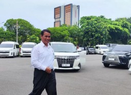 Menteri Pertanian Amran Sulaiman Berjalan Di Istana Kepresidenan (Memanggil.co/Antara)