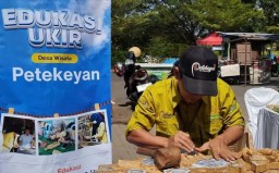 Seseorang Pengukir di Desa Wisata Petekeyan Kabupaten Jepara (Memanggil.co/Antara)