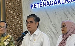 Menteri Ketenagakerjaan Yassierli (tengah) saat melakukan konferensi pers di Kantor Kemnaker RI di Jakarta, Rabu (5/3/2025) (Memanggil.co/Antara)