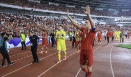 Pesepak bola Timnas Indonesia Jay Noah Idzes (kanan) bersama sejumlah rekan setimnya menyapa suporter usai bertanding melawan Timnas Jepang dalam laga Grup C (Memanggil.co/Antara)