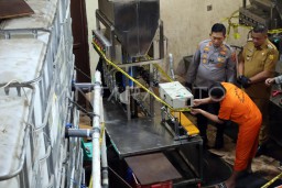 Gudang ilegal yang memproduksi minyak goreng dengan merek dagang Minyakita palsu di Desa Cijujung, Sukaraja, Kabupaten Bogor, Jawa Barat (Memanggil.co/Antara)