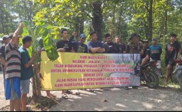 Protes masyarakat Nglebur - Janjang - Bleboh, Kecamatan Jiken, Kabupaten Blora, Jawa Tengah, soal jalan bobrok alias rusak. (Memanggil.co/Andika) 