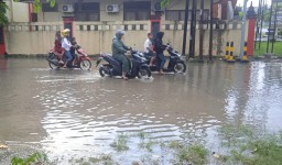 Penampakan jalan raya samping barat Mapolres Blora ketika banjir. (Memanggil.co/Ist) 