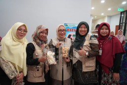 Menteri Pemberdayaan Perempuan dan Anak, Arifatul Choiri Fauzi, menyapa langsung tim APUNA Bojonegoro (Foto: dok mpd PDM Bojonegoro)