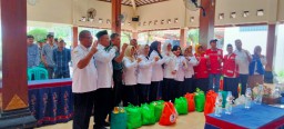 Penyaluran bantuan kepada warga terdampak banjir di Kantor Kecamatan Cepu, Rabu (9/4/2025) (Memanggil.co/Ist)