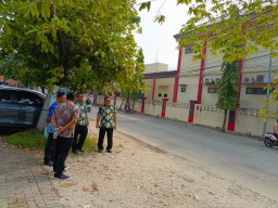 Sejumlah pejabat DPUPR Blora ketika meninjau samping barat Mapolres Blora yang kerap kebanjiran ketika hujan deras datang (Memanggil.co/Ist)