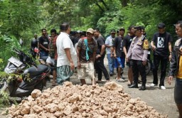 Bupati Blora, Arief Rohman, meninjau langsung penanganan sementara kerusakan jalan di ruas Cabak-Bleboh, Jumat (4/4/2025) (Memanggil.co/Ist)