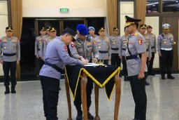 Kepala Kepolisian Negara Republik Indonesia (Kapolri) Jenderal Pol. Listyo Sigit Prabowo saat melakukan mutasi dan promosi jabatan di lingkungan Perwira Tinggi (Pati) dan Perwira Menengah (Pamen) pada Senin 14 April 2025. (Foto: dok Polri)
