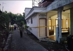 Peristiwa tragis terjadi di Musala, Desa Kedungadem, Kecamatan Kedungadem, Kabupaten Bojonegoro, pada Selasa 29 April 2025 sekitar pukul 04.15 WIB. (Foto: Lim/Memanggil.co)  