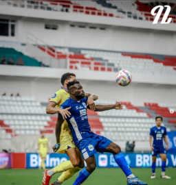 Pemain PSIS Semarang dan Persik Kediri berebut bola pada laga ke-28 BRI Liga 1 2024/2025, yang berakhir imbang 9-0 Jumat 11 April 2025.(Foto: dok. Instagram PSIS)