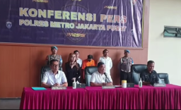 
Dokter peserta Program Pendidikan Dokter Spesialis (PPDS) di Universitas Indonesia (UI), berinisial MAES,36, saat berada di Mapolres Metro Jakarta Pusat.(Foto: tangkapan layar Liputan6)
