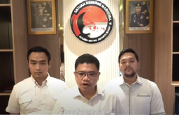 Polres Metro Jakarta Barat memberikan keterangan terkait penangkapan artis berinisial FA atas dugaan kasus narkoba, pada Minggu 20 April 2025. (Foto: tangkapan layar youtube)