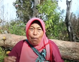 
Mbok Yem, atau nama asli Wakiyem, wafat di usia 82 tahun di rumah kediamannya di Dusun Dagung, Desa Gonggang, Kecamatan Poncol, Kabupaten Magetan, Jawa Timur. (Foto: tangkapan layar youtube)
