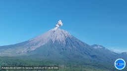 Gunung Semeru di Jawa Timur kembali mengalami erupsi pada Minggu, 27 April 2025. (Foto: dok. magma.esdm)