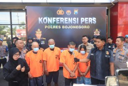 Kapolres AKBP Mario Prahatinto, mengumumkan penangkapan empat tersangka yang kini diamankan dan menjalani proses hukum dalam konferensi pers yang digelar di Mapolres Bojonegoro, Kamis 24 April 2025. (Foto: dok. Polres/Memanggil.co)