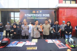 Kapolres AKBP Mario Prahatinto, mengumumkan penangkapan empat tersangka yang kini diamankan dan menjalani proses hukum dalam konferensi pers yang digelar di Mapolres Bojonegoro, Kamis 24 April 2025. (Foto: dok. Polres/Memanggil.co)